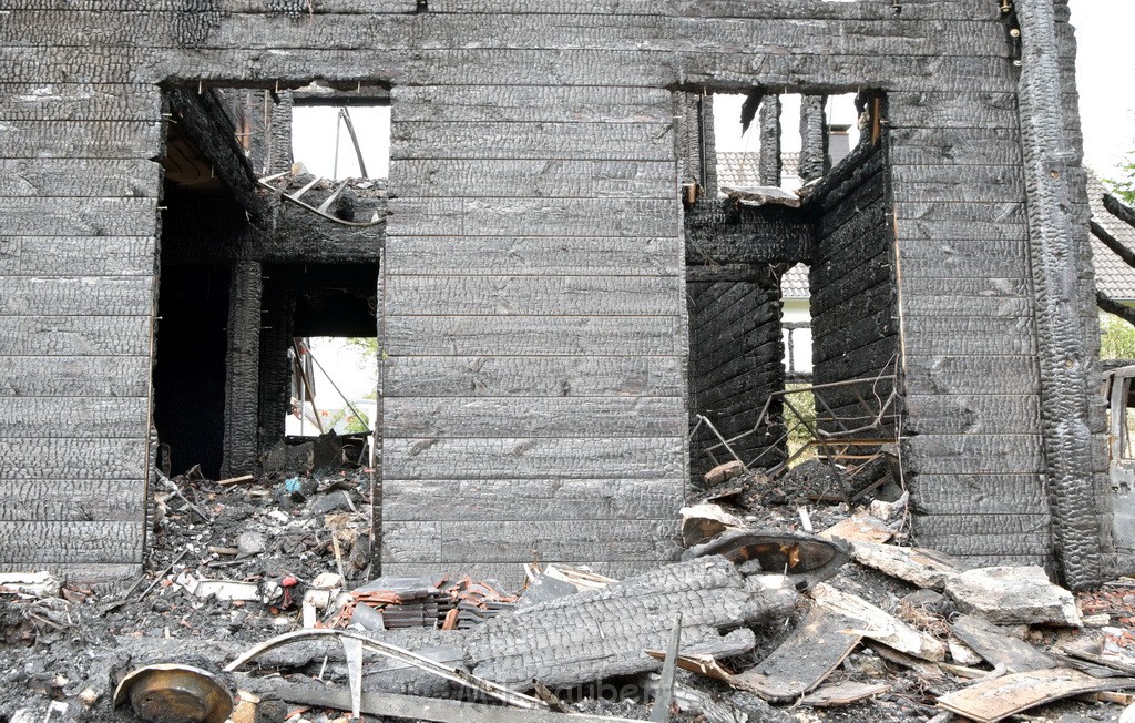 Schwerer Brand in Einfamilien Haus Roesrath Rambruecken P015.JPG - Miklos Laubert